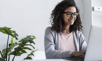 Mujer oficina trabajando